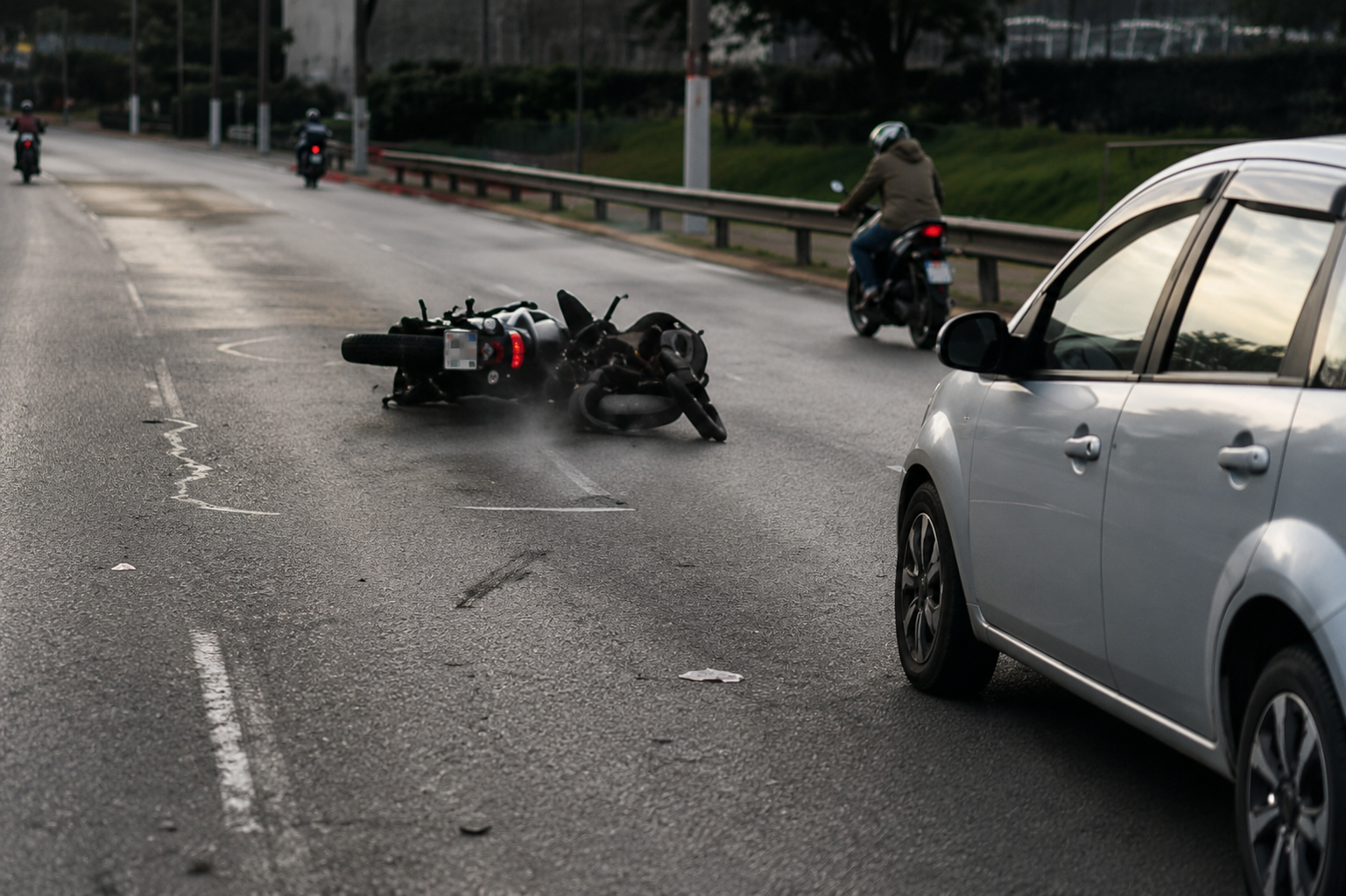 Motociclista cai na Marginal Tietê enquanto filmava passeio