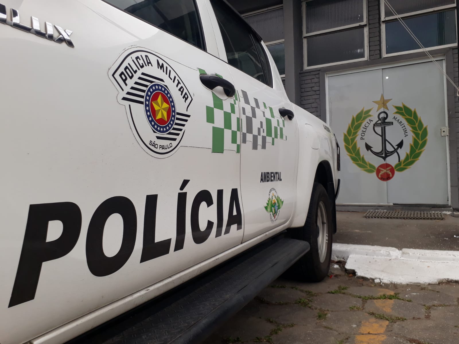 POLÍCIA MILITAR AMBIENTAL COMBATE OCUPAÇÃO IRREGULAR E DEMOLE CONSTRUÇÃO EM ÁREA DE MANGUEZAL EM SANTOS