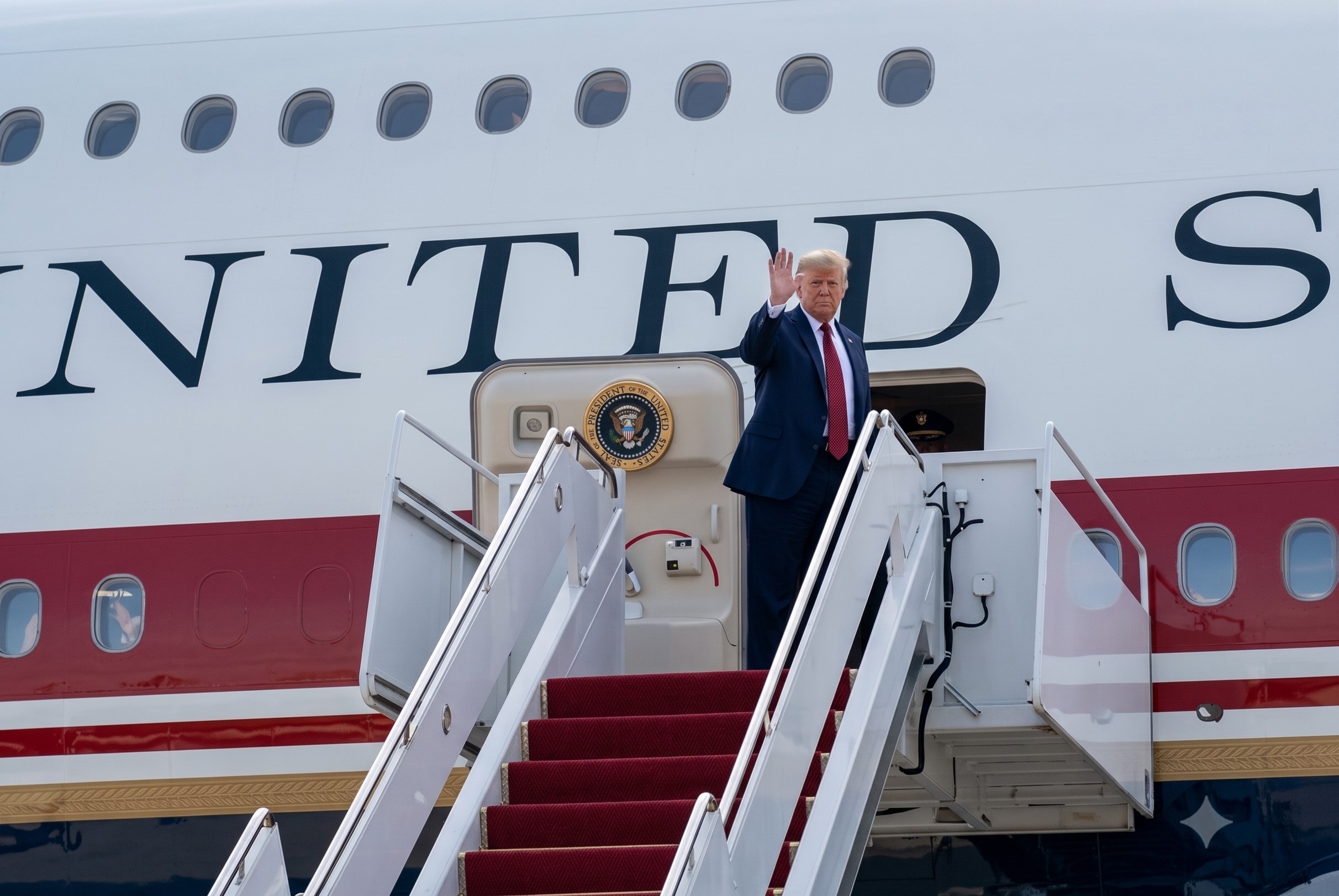 NOVO AIR FORCE ONE REALIZA O PRIMEIRO VOO COM DONALD TRUMP