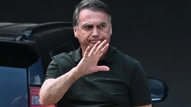 Bolsonaro é submetido a cirurgia no ombro e apresenta boa evolução clínica